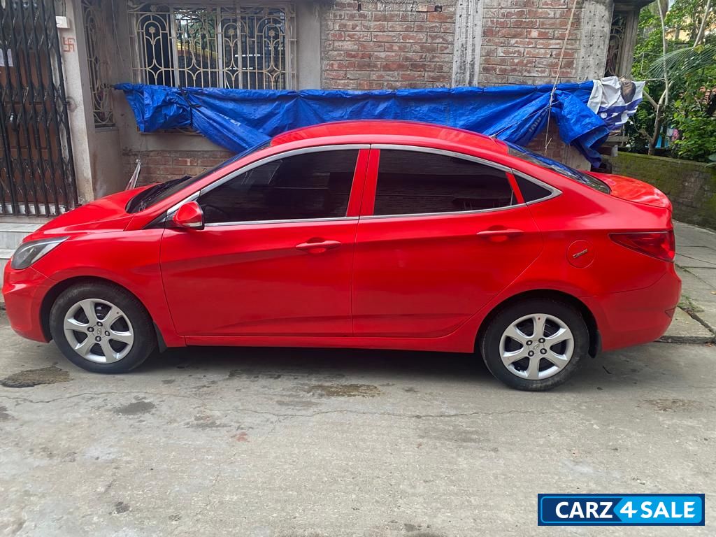 Red Hyundai Verna 1.6 CRDI