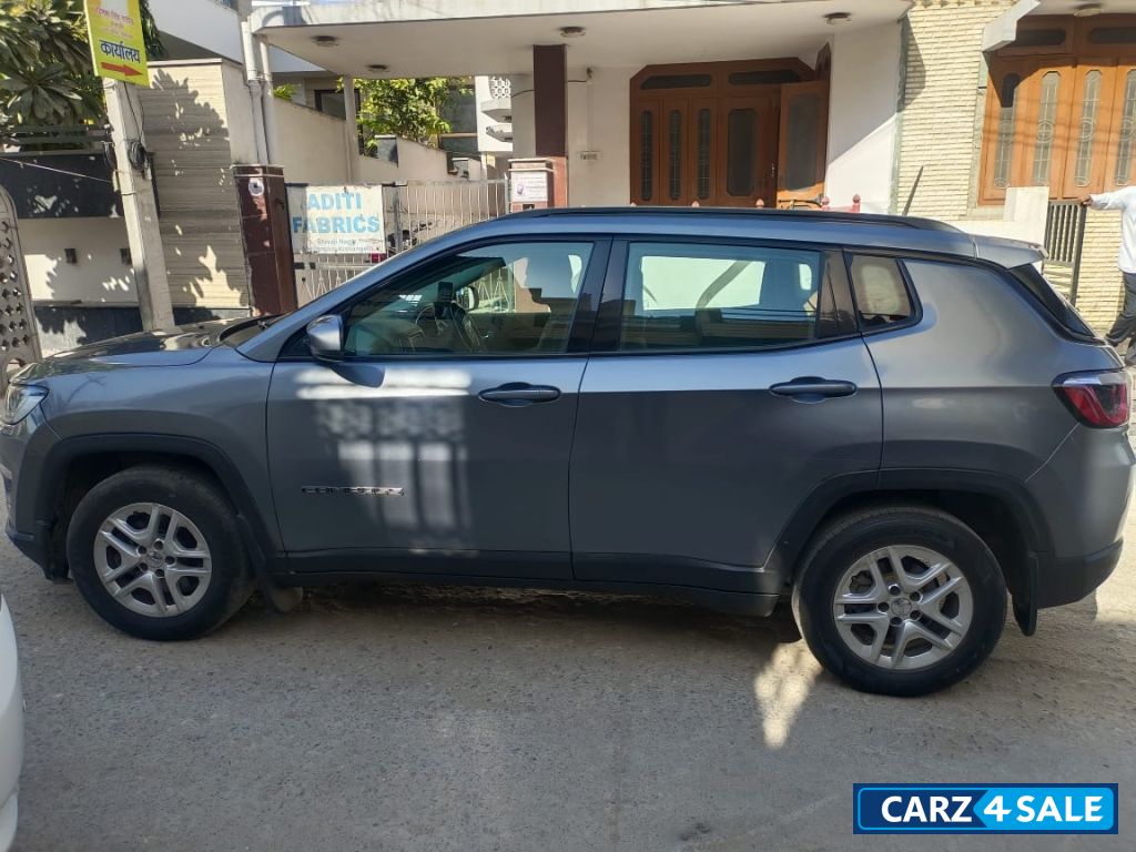 Grey Jeep Compass Sports plus