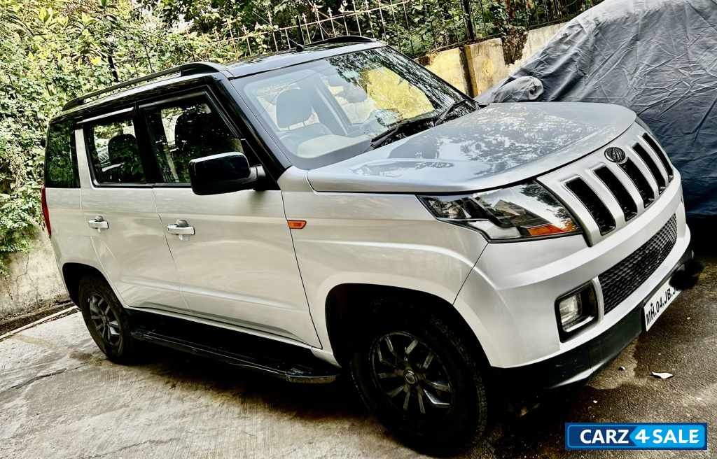 Silver Mahindra TUV300 T10AMT dual tone