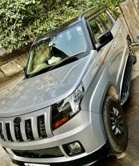 Silver Mahindra TUV300 T10AMT dual tone