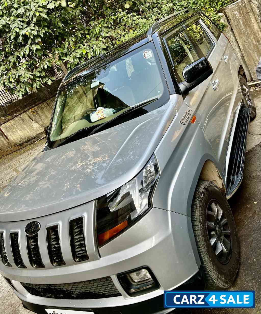 Silver Mahindra TUV300 T10AMT dual tone