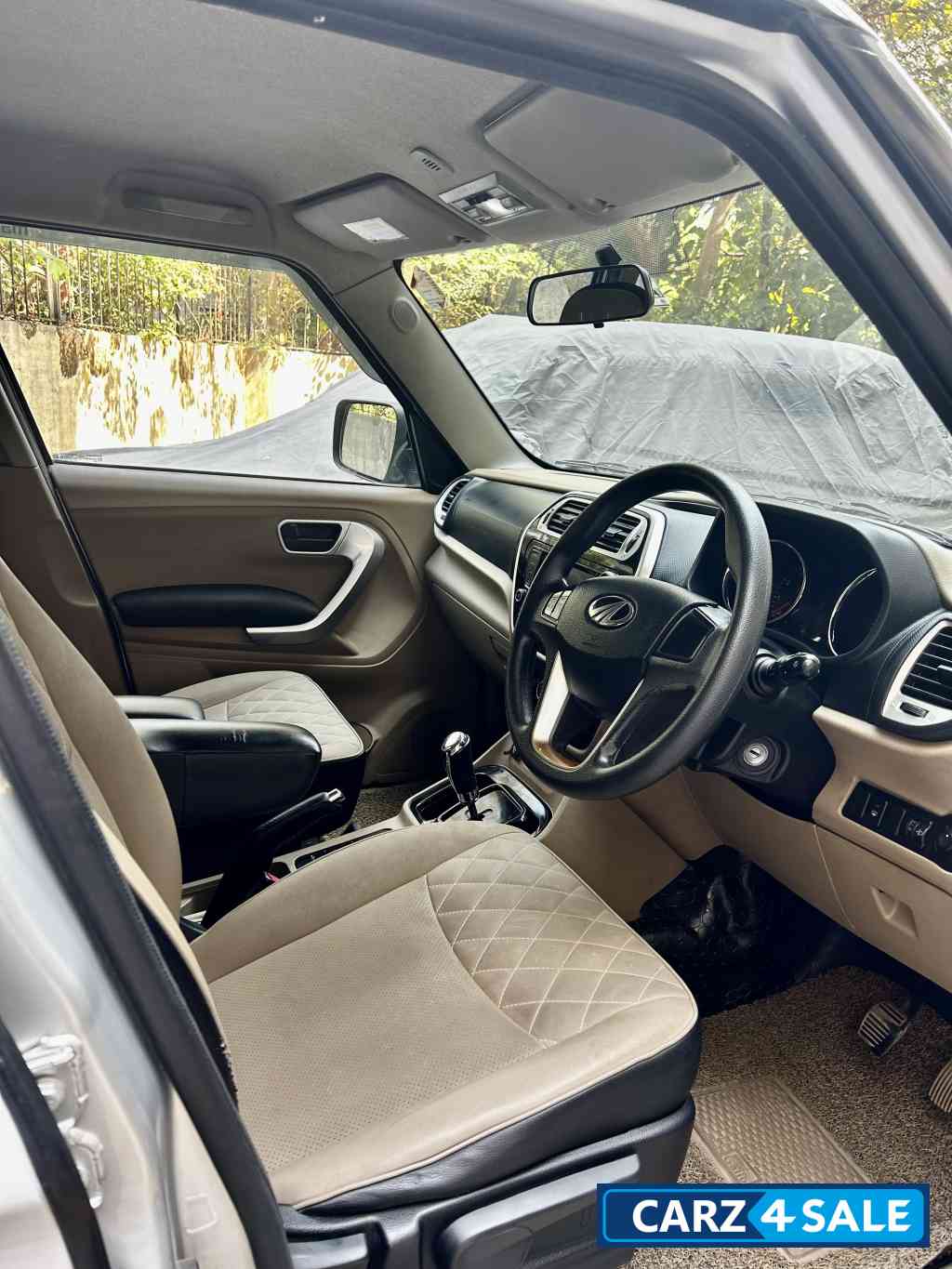 Silver Mahindra TUV300 T10AMT dual tone