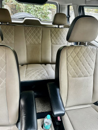 Silver Mahindra TUV300 T10AMT dual tone