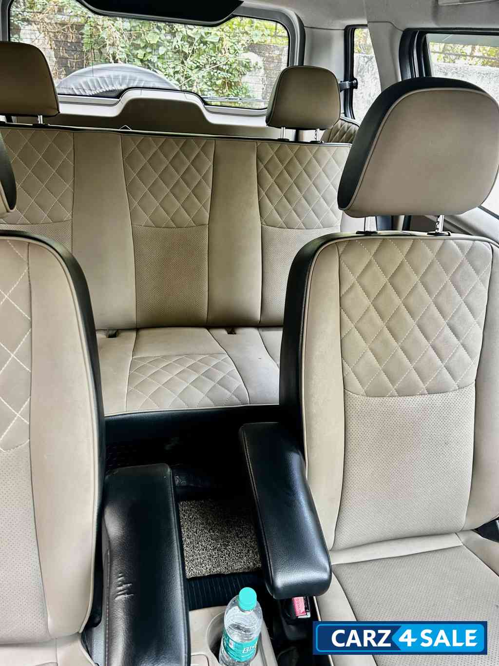 Silver Mahindra TUV300 T10AMT dual tone