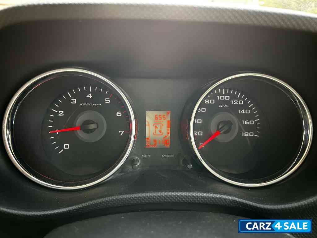 Silver Mahindra TUV300 T10AMT dual tone