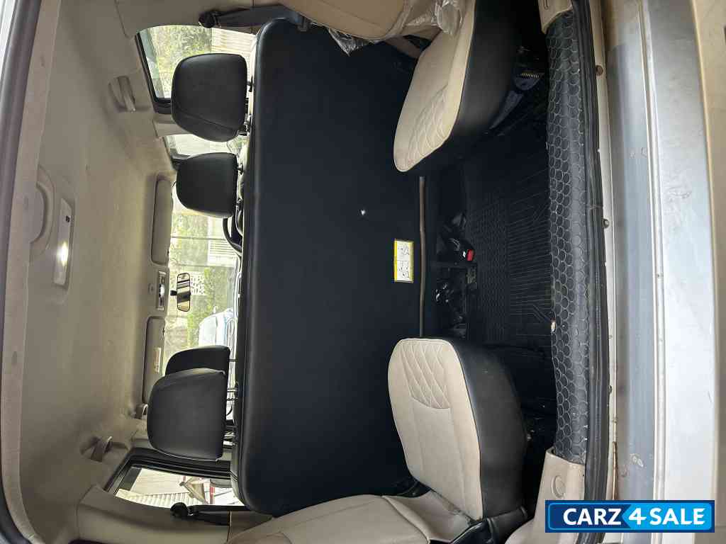 Silver Mahindra TUV300 T10AMT dual tone