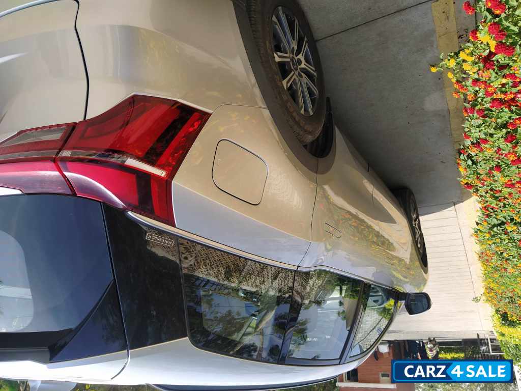 Dazzling Silver Mahindra XUV700 AX7 Diesel AT 7 STR