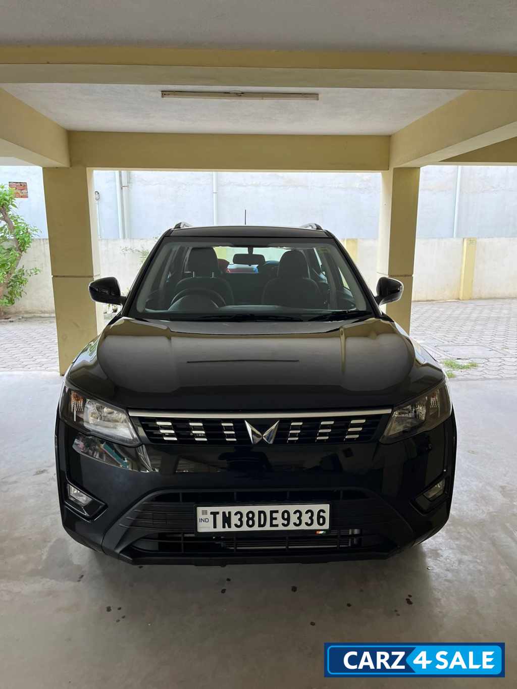 Mahindra XUV300 W6