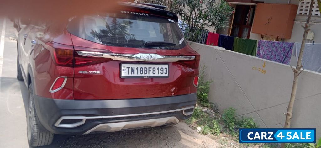 Red Kia Seltos HTX