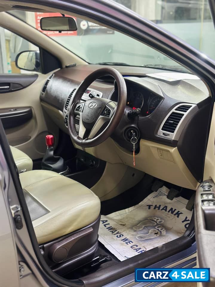 Hyundai i20 ASTA WITH SUNROOF VTVT MT