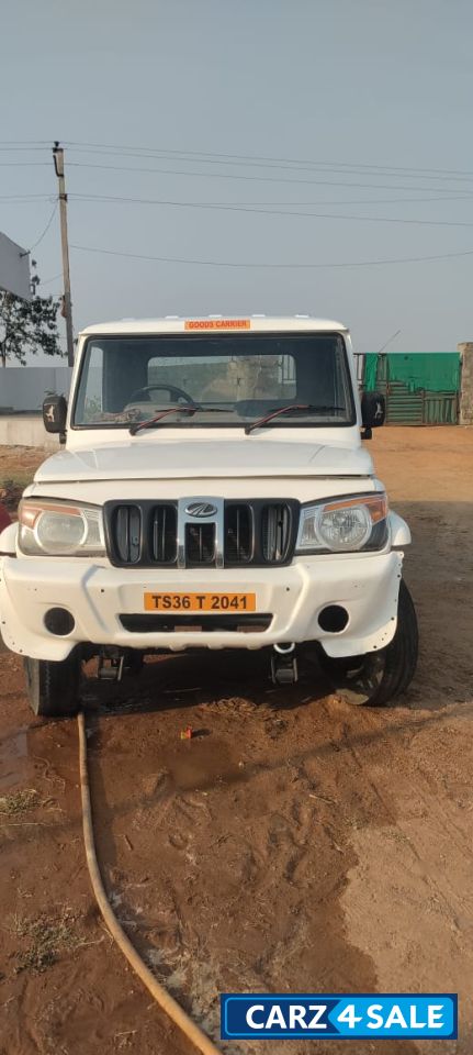 White Mahindra Bolero Maxi truck plus