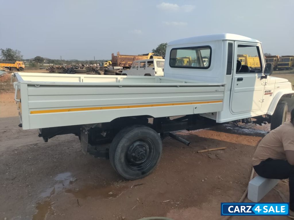 White Mahindra Bolero Maxi truck plus