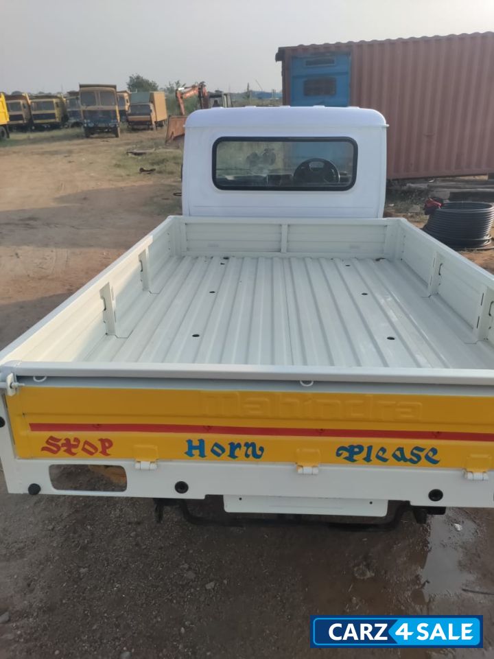White Mahindra Bolero Maxi truck plus