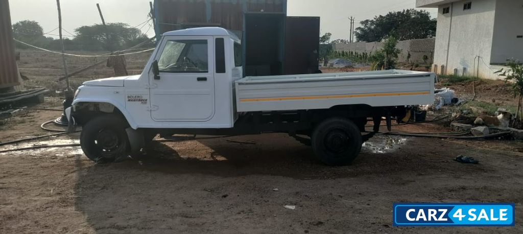 White Mahindra Bolero Maxi truck plus