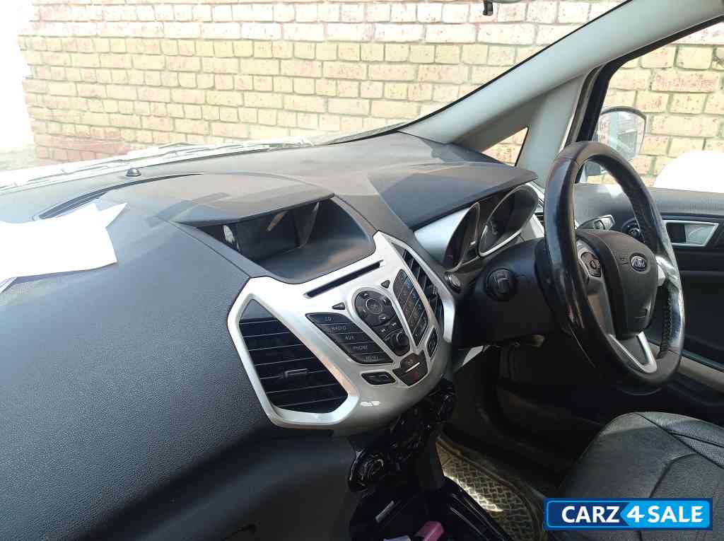 Black Ford Ecosport Tatanium