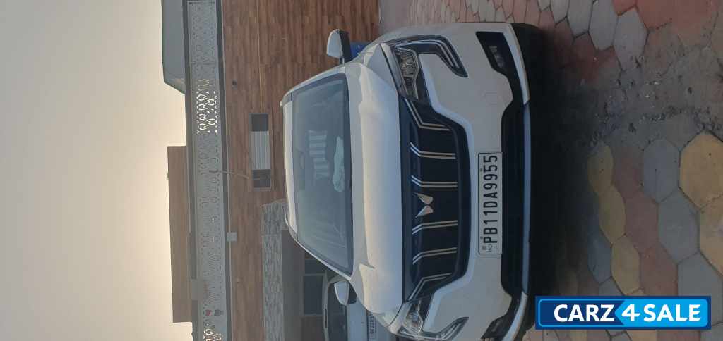 Mahindra XUV700 Top AxL