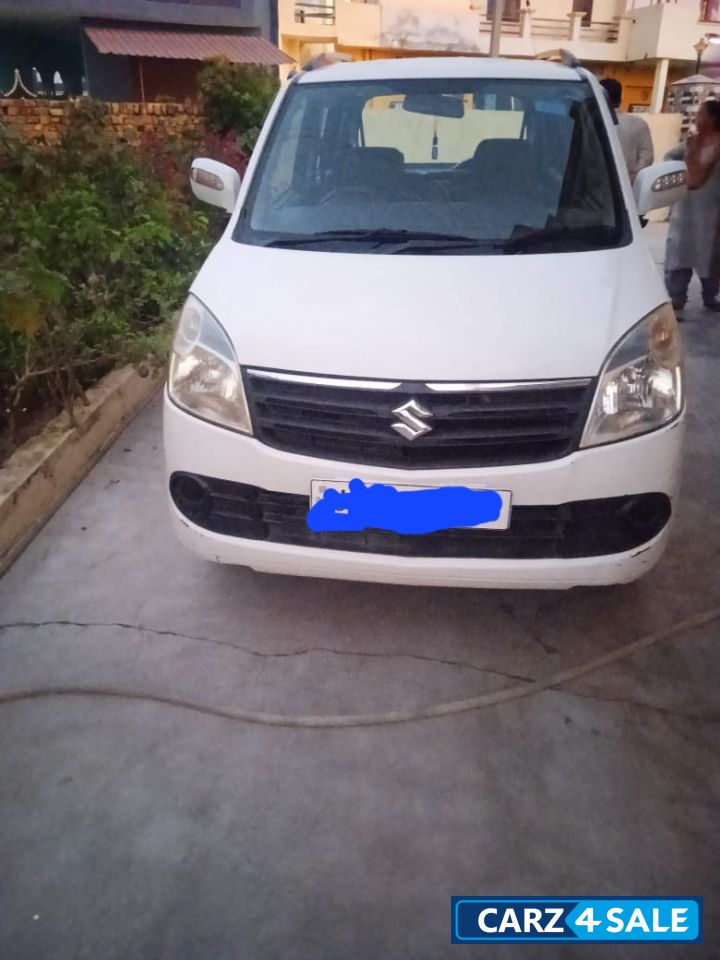 White Maruti Suzuki Wagon R