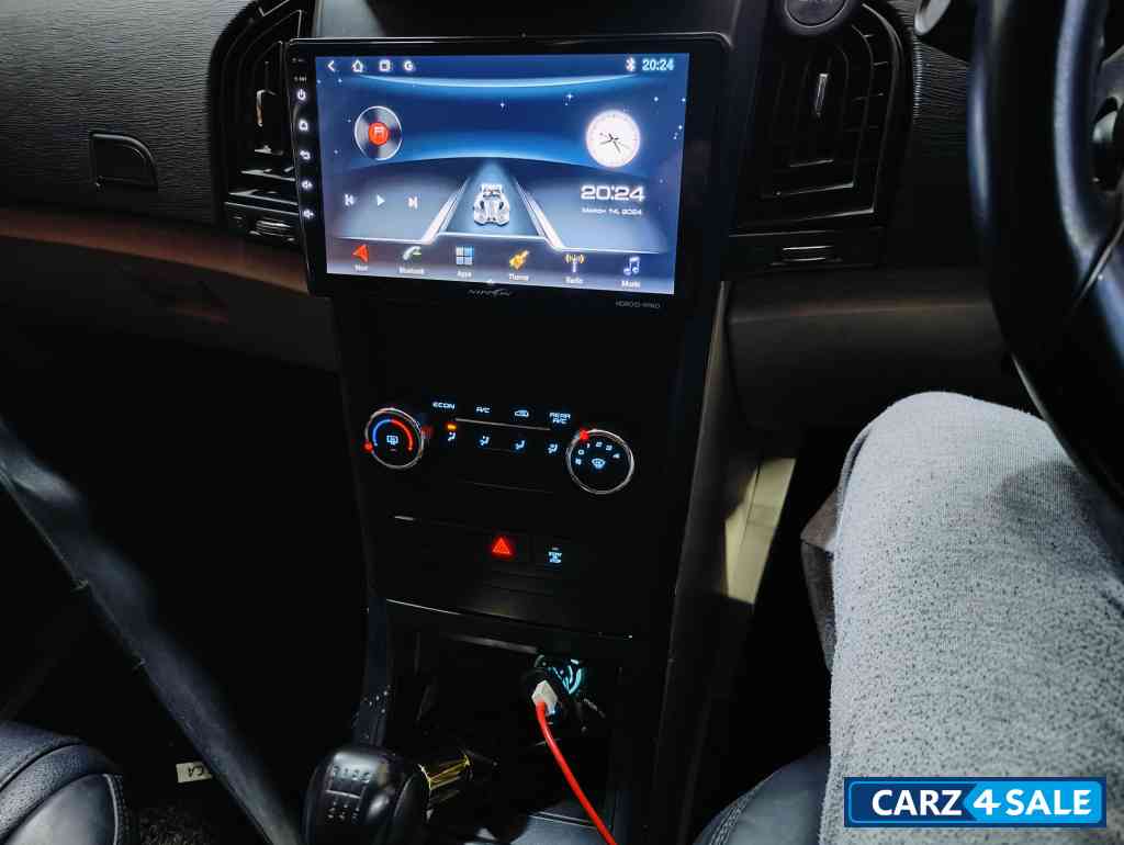 White Mahindra XUV 500 W4 1.99