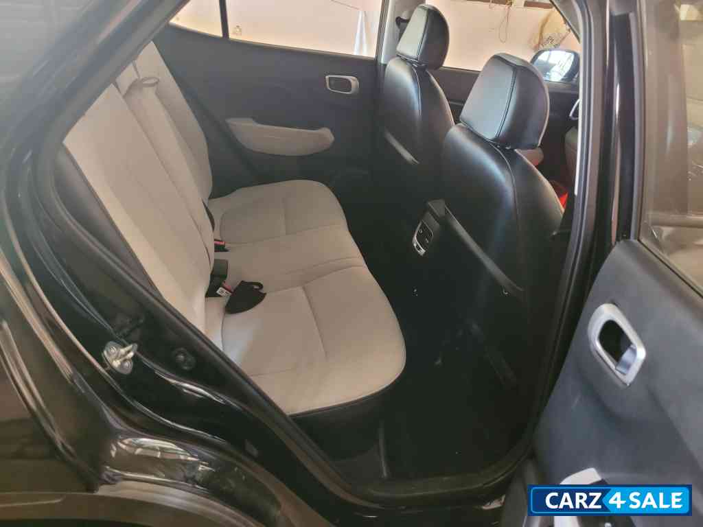 Black Hyundai Venue Sx