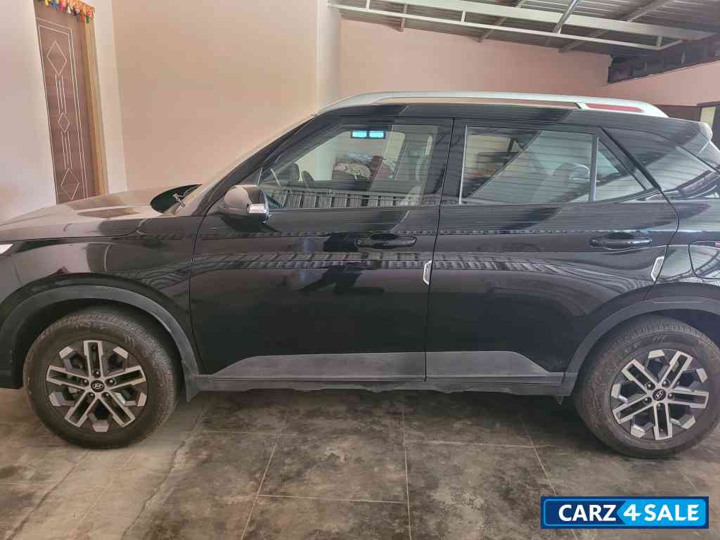 Black Hyundai Venue Sx