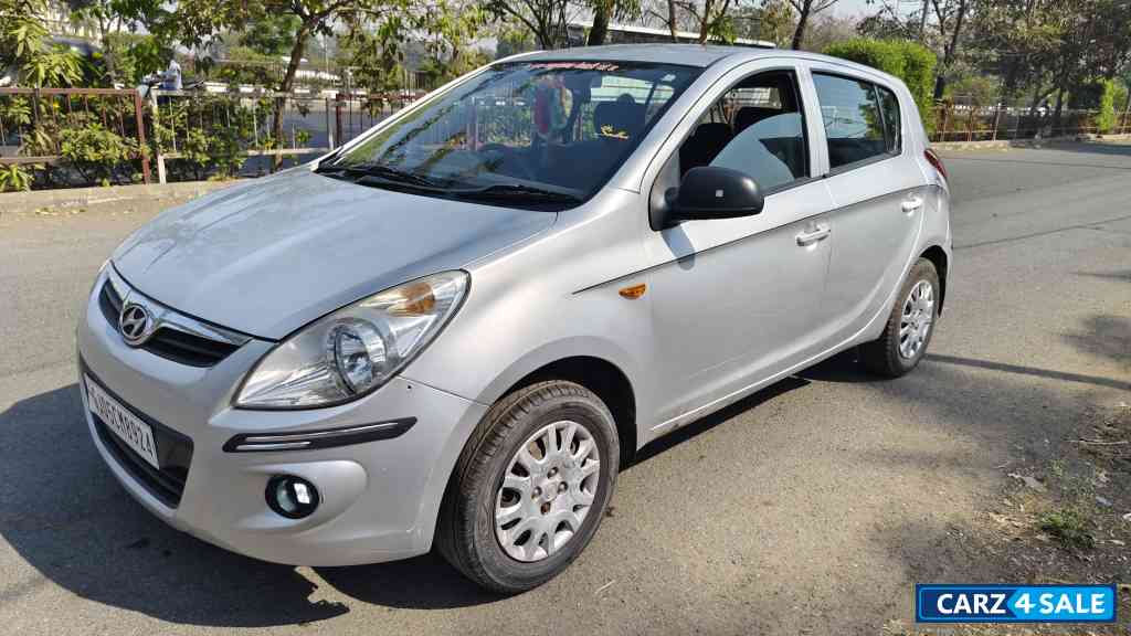 Silver Hyundai i20 Megna 1.2