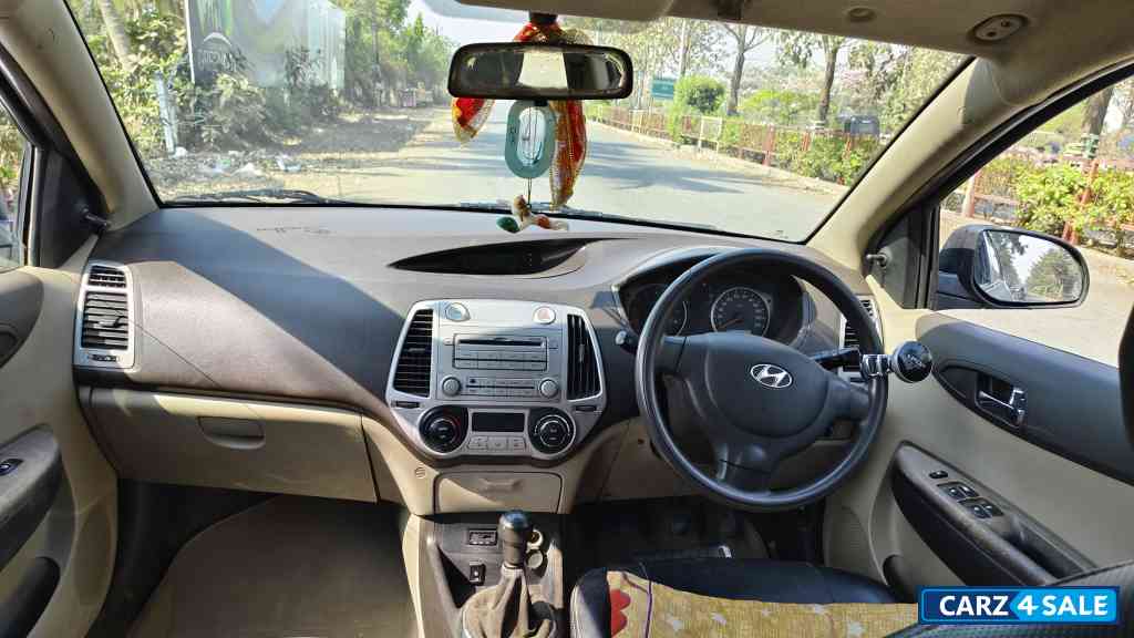 Silver Hyundai i20 Megna 1.2