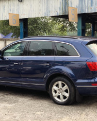 Blue Audi Q7 3.TDI QUATTRO
