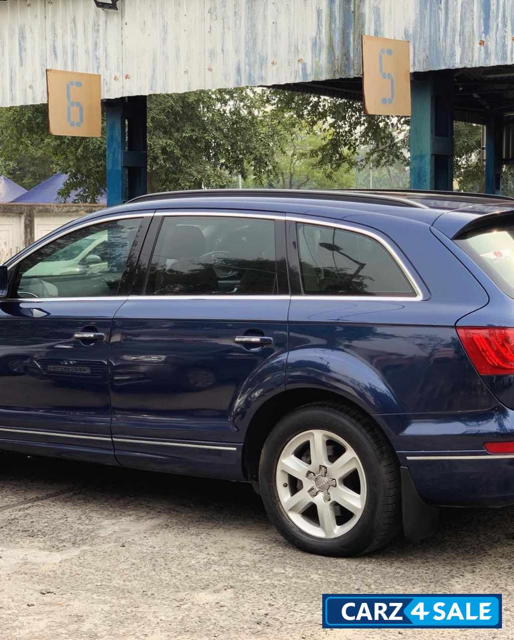 Blue Audi Q7 3.TDI QUATTRO