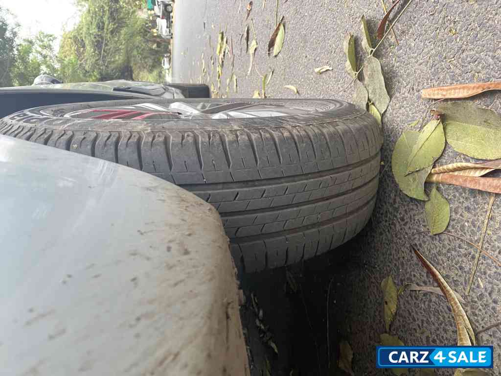 White Maruti Suzuki Ertiga Vxi O CNG