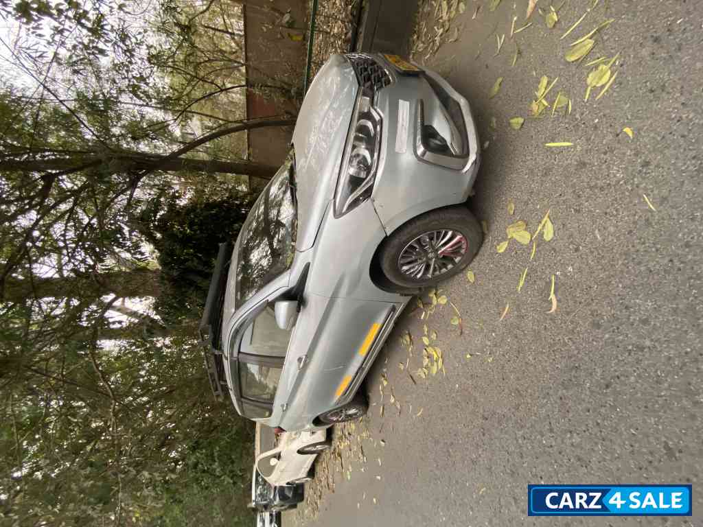 White Maruti Suzuki Ertiga Vxi O CNG