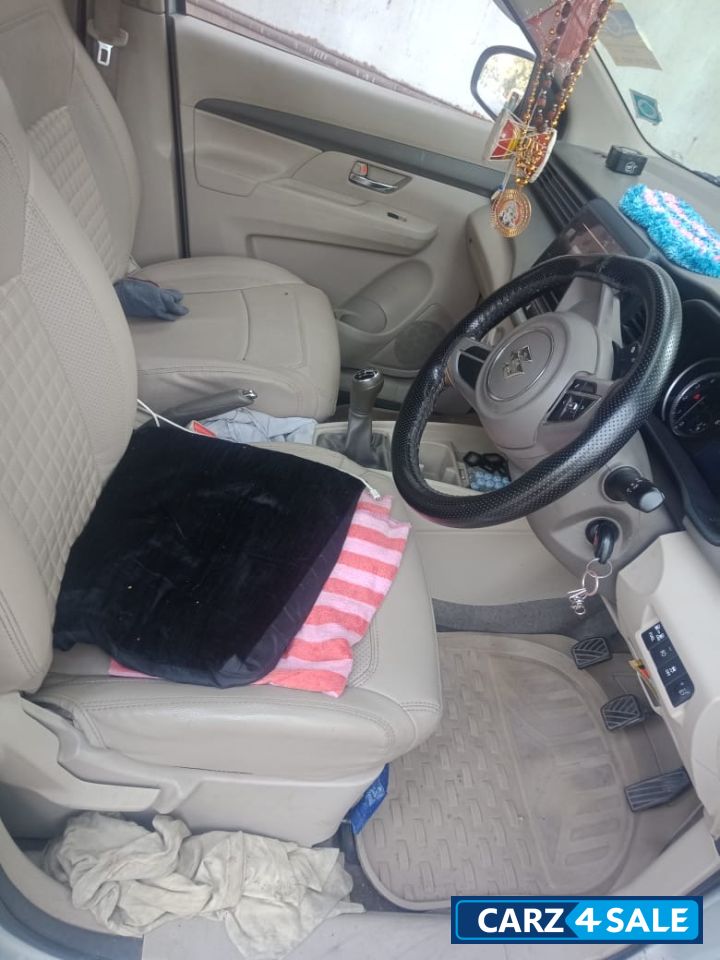 White Maruti Suzuki Ertiga Vxi O CNG