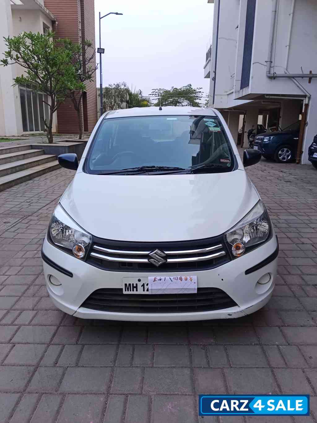 Pearl Arctic White Maruti Suzuki Celerio Vxi CNG Green