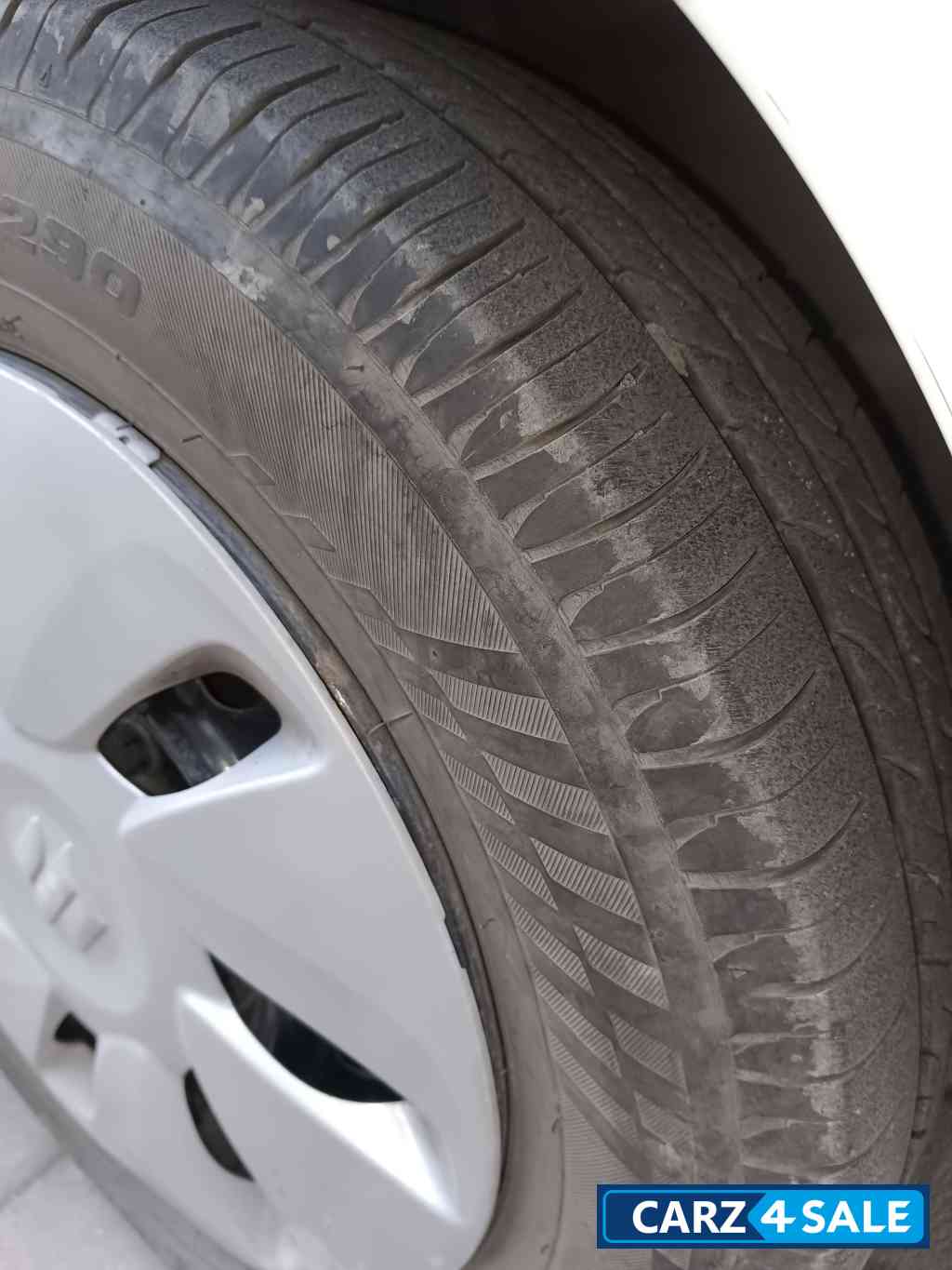 Pearl Arctic White Maruti Suzuki Celerio Vxi CNG Green