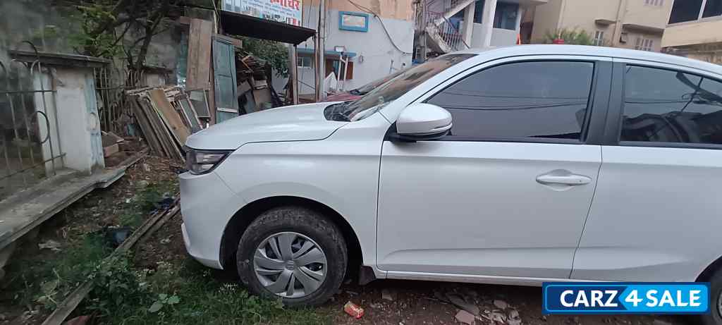 Pearl White Honda Amaze S