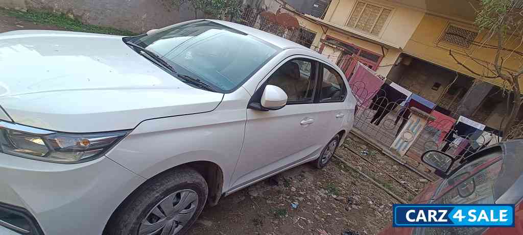 Pearl White Honda Amaze S