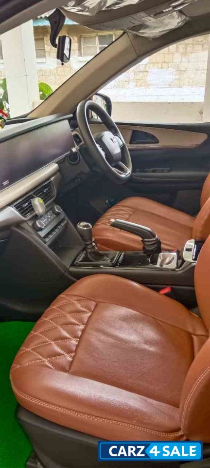 Mahindra XUV700 AX5 MT Petrol 7 seater