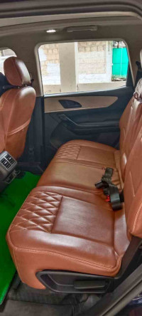 Mahindra XUV700 AX5 MT Petrol 7 seater