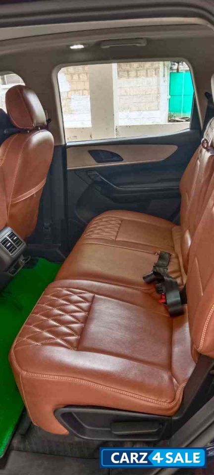 Mahindra XUV700 AX5 MT Petrol 7 seater