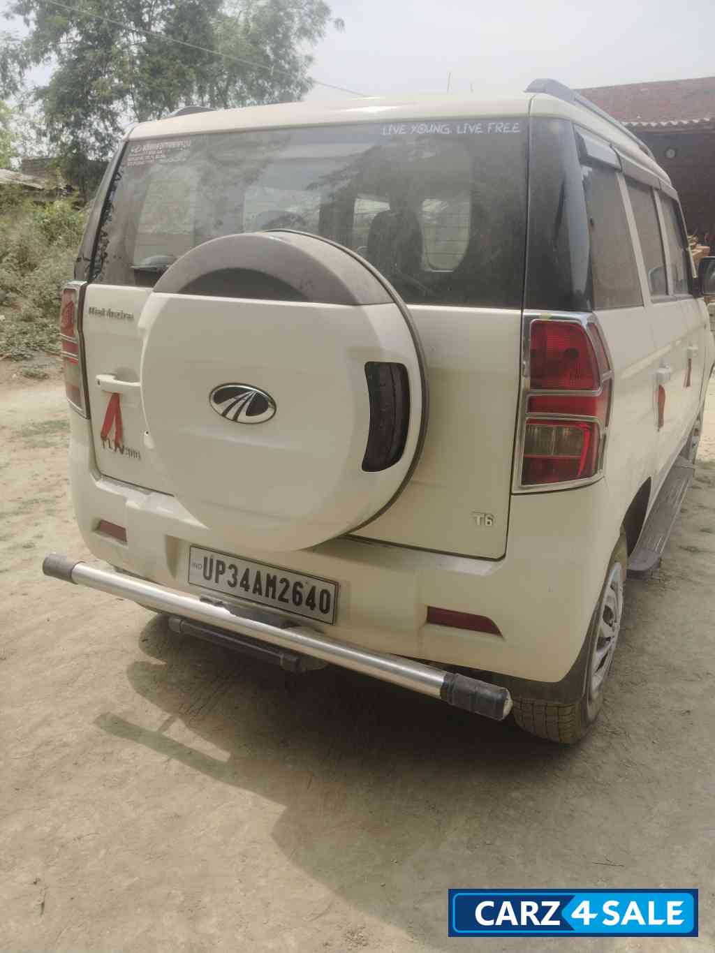 White Mahindra TUV300 T6
