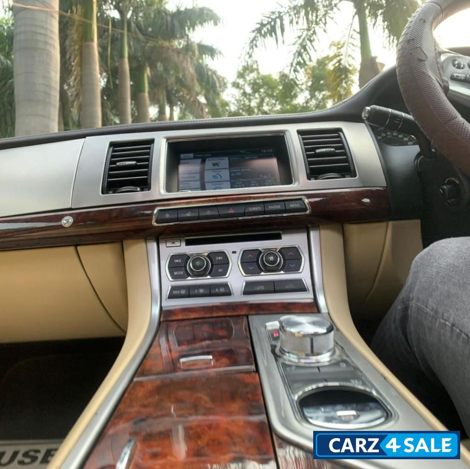 Jaguar XF 3.0-litre, V6 engine