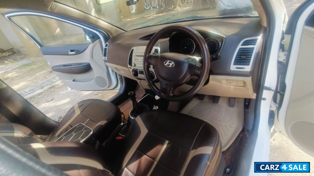 Crystal White Hyundai i20 MEGNA