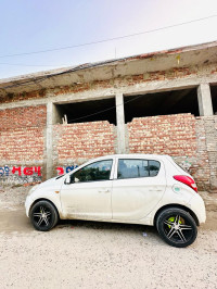 Crystal White Hyundai i20 MEGNA