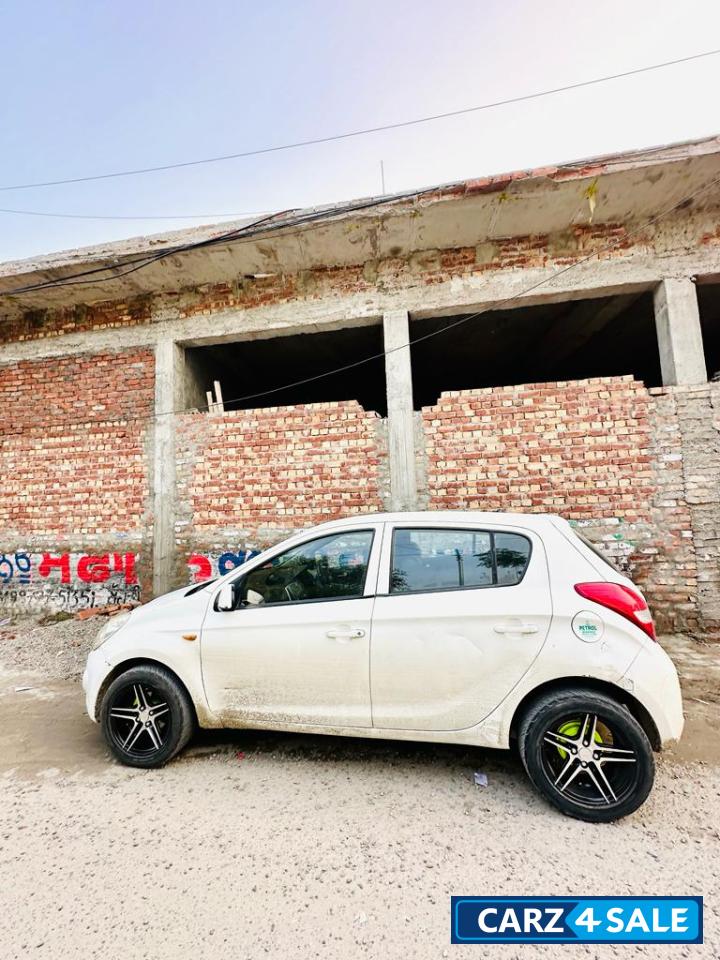 Crystal White Hyundai i20 MEGNA