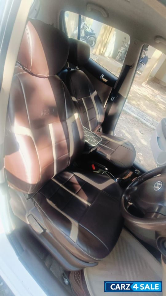 Crystal White Hyundai i20 MEGNA