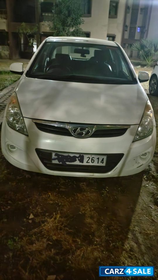 Crystal White Hyundai i20 MEGNA