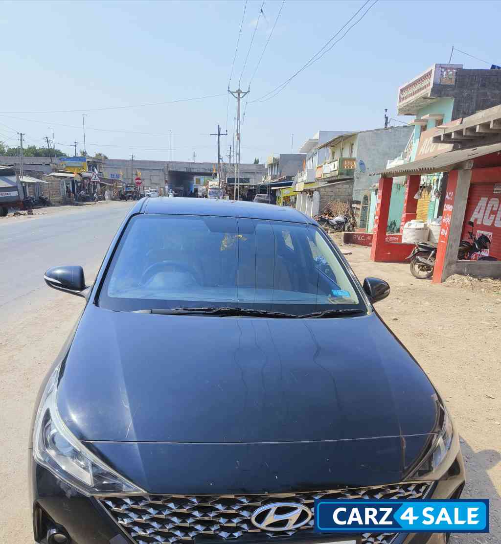 Black Hyundai Verna