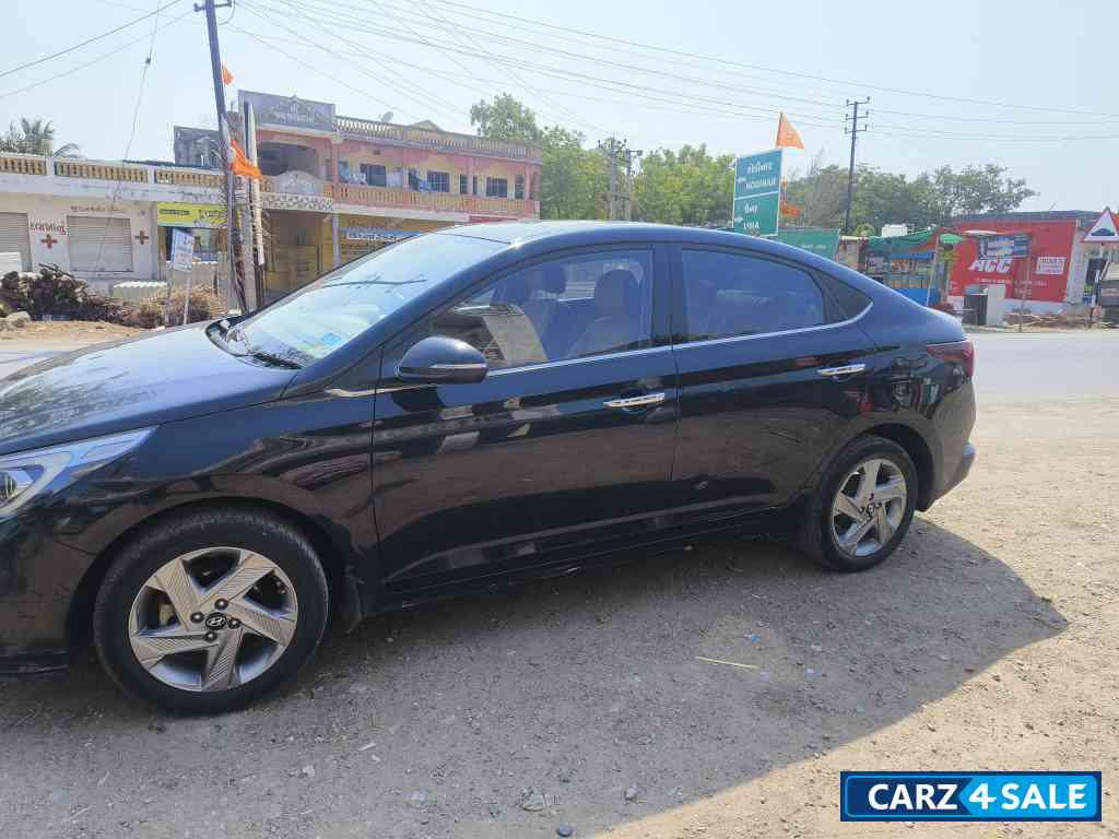 Black Hyundai Verna