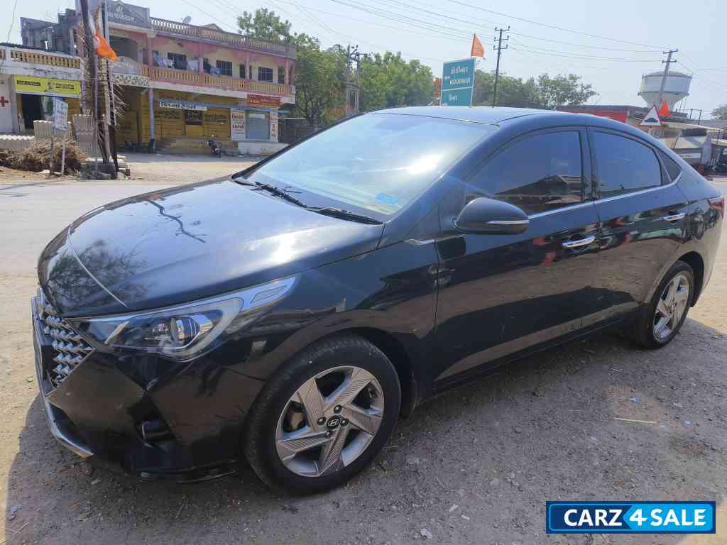 Black Hyundai Verna