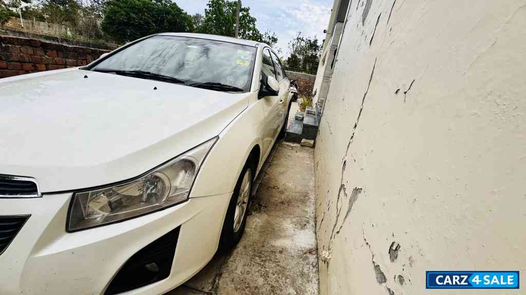 White Chevrolet Cruze AUTOMATIC DIESEL