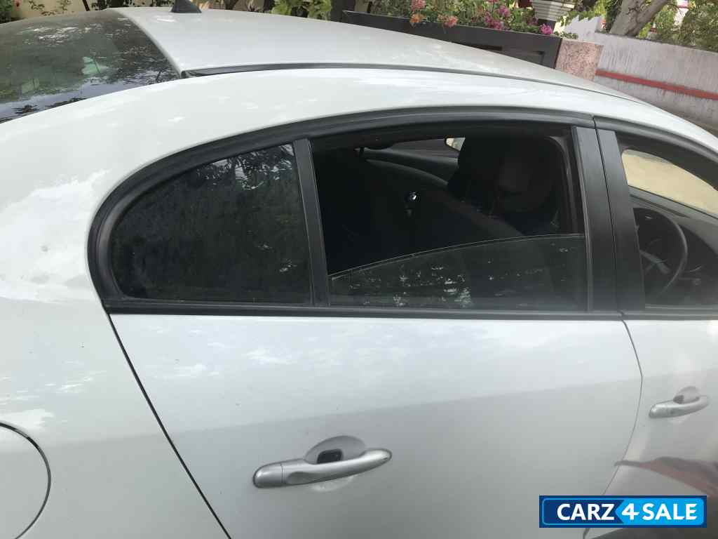 White Renault Fluence E2